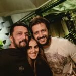Genelia D'Souza Instagram - Had the most amazing time with an absolutely amazing person @kichchasudeepa .. Thank You for a wonderful evening, great conversations and most importantly memories than we will always cherish.. @riteishd and myself totally love you.. Missed you Priya and Saanvi but this is a start to many evenings together.. P.s Thank You for going out of your way to organise vegan food, totally totally loved it❤️❤️