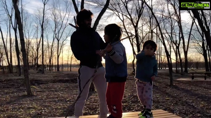 Genelia D'Souza Instagram - ओ मेरा बाबा, सुनो मेरा केहना, चाहे दुःख होए .. हस्ते ही रेहना। Kids learn by example, Thank you for being the best example they could ever have @riteishd. .I have seen you as a super son, a great brother and an awesome husband but the role I love you the most in, is that of a Dad.. No wonder you are the boy’s favourite ❤️ #HappyBaba’sDay #happyfathersday