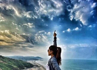 Genelia D'Souza Instagram - On top of the world... 📷- @riteishd Vagator Beach, Goa