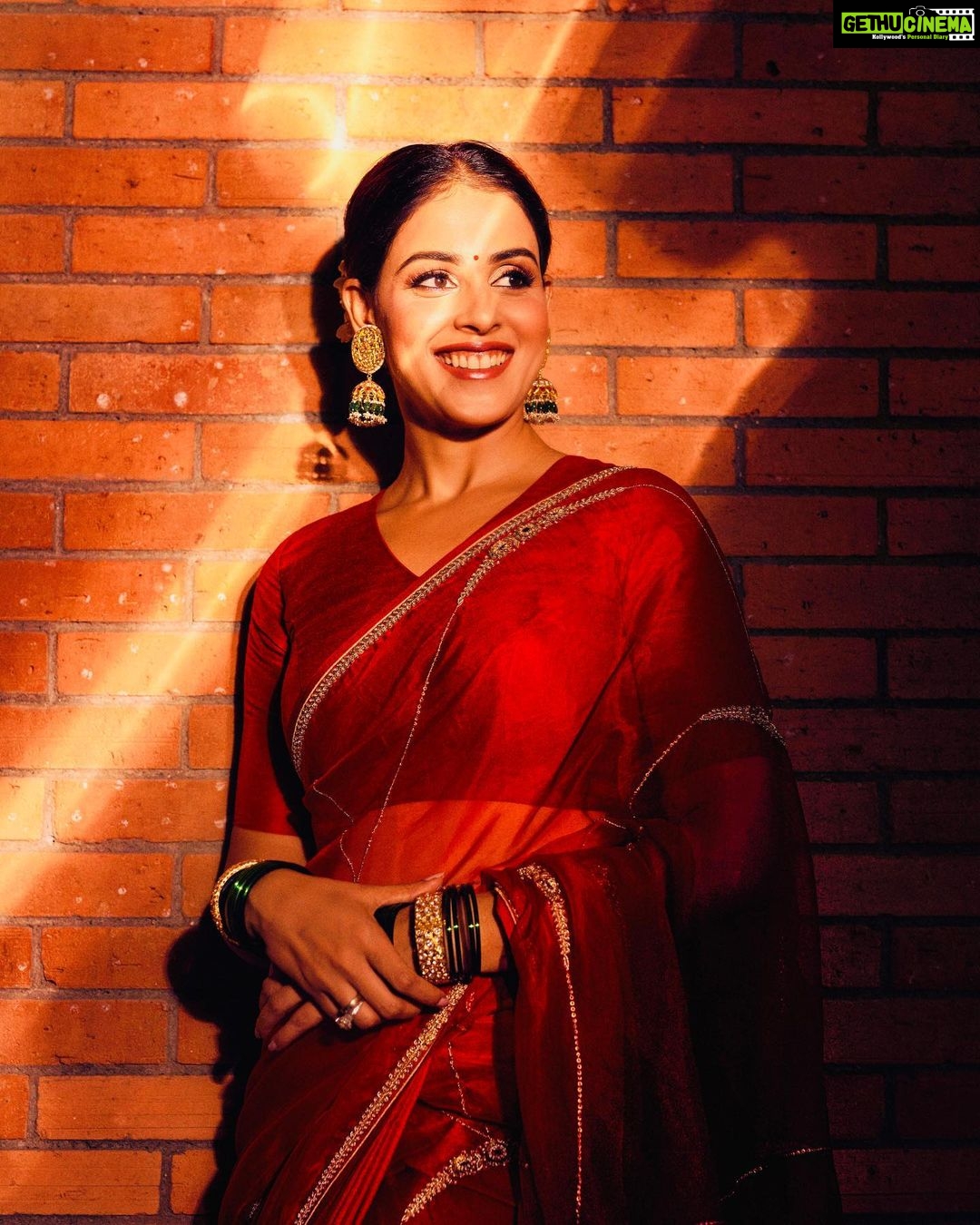 Genelia D'Souza Instagram - A sari never tells you how to fit in, instead it makes you stand out - True Story