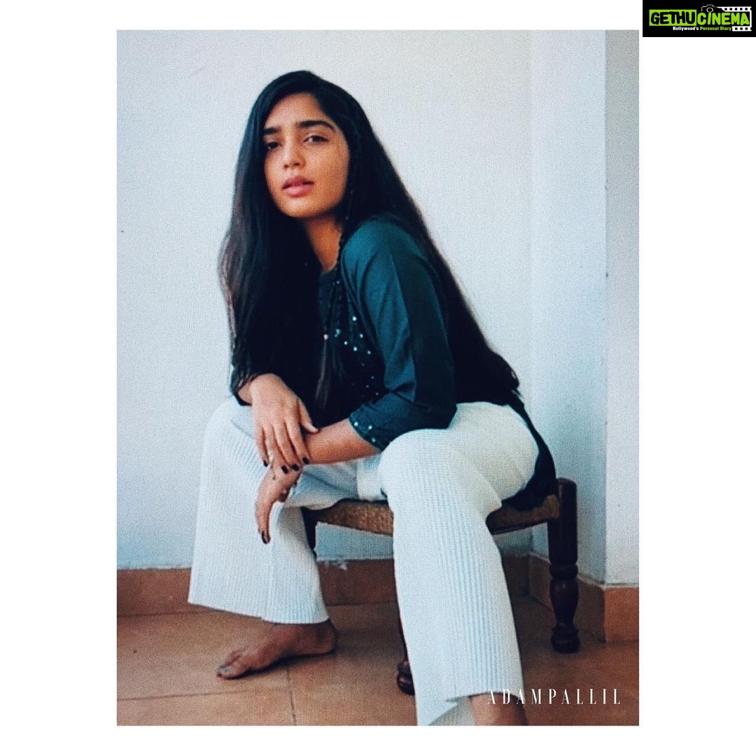 Gouri G Kishan Instagram - Last week, I got to explore what a ‘Virtual Shoot’ actually meant! Although initially sceptical, it’s amazing how creators like Pious strive to make meaningful content in spite of the global standstill. Brownie to my darling pops - for being the eye of this shoot and finally the humble me for scouring through my wardrobe to put this up // 📸 - @adampallil #adampallil #virtualshoot #shotoniphone #facetimephotoshoot Chennai, India
