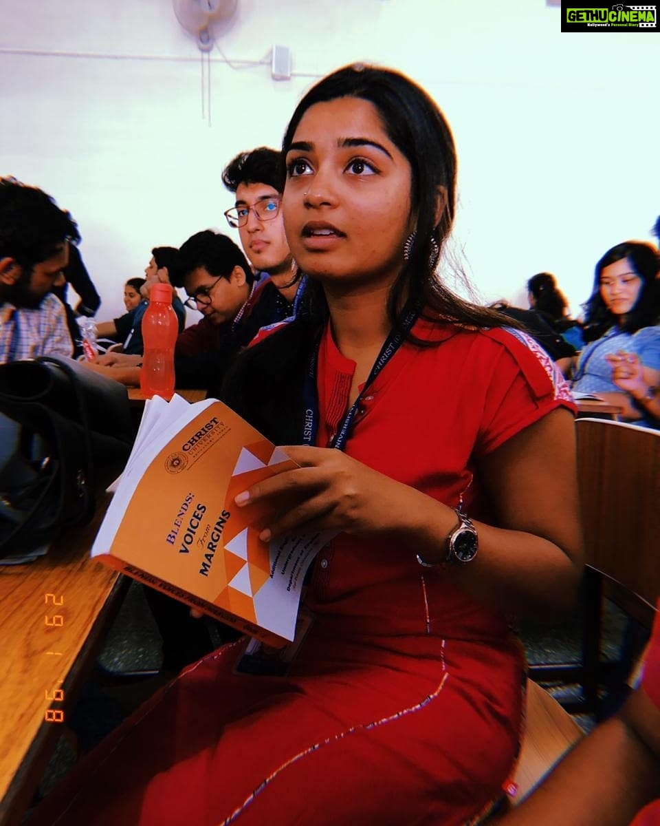 Gouri G Kishan Instagram - how I think I look in class ~ how I actually look in class ~ but isn't everything a facade anyway? 🌚