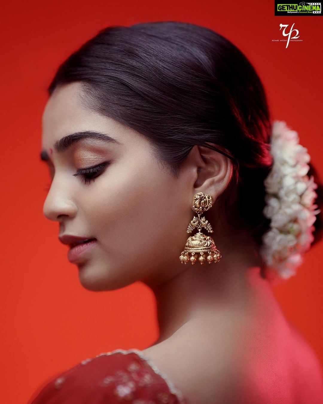 Gouri G Kishan - 163.4K Likes - 🌻
Photographer : @richard_antony_
Stylist : @asaniya_nazrin
Jewellery : @francisalukkas
Makeup and Hair : @_femy_antony_
Outfit : @thunnal
Studio : @maxxocreative
Retouch: @ajmaltorres