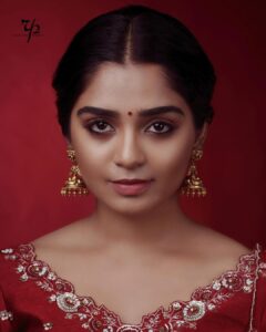 Gouri G Kishan Instagram - Where do you leave off and where does your part begin?

Photographer : @richard_antony_ 

Stylist : @asaniya_nazrin 

Jewellery : @francisalukkas

Makeup and Hair : @_femy_antony_

Outfit : @thunnal

Studio : @maxxocreative
 
Retouch: @ajmaltorres