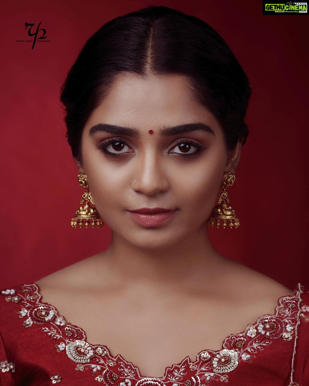 Gouri G Kishan - 163.5K Likes - Where do you leave off and where does your part begin?
Photographer : @richard_antony_
Stylist : @asaniya_nazrin
Jewellery : @francisalukkas
Makeup and Hair : @_femy_antony_
Outfit : @thunnal
Studio : @maxxocreative
Retouch: @ajmaltorres