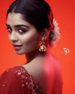 Gouri G Kishan Instagram - Look away.

Photographer : @Richard_Antony_

Stylist : @asaniya_nazrin 

Jewellery : @francisalukkas

Makeup and Hair : @_femy_antony_

Outfit : @thunnal

Studio : @maxxocreative
 
Retouch: @ajmaltorres