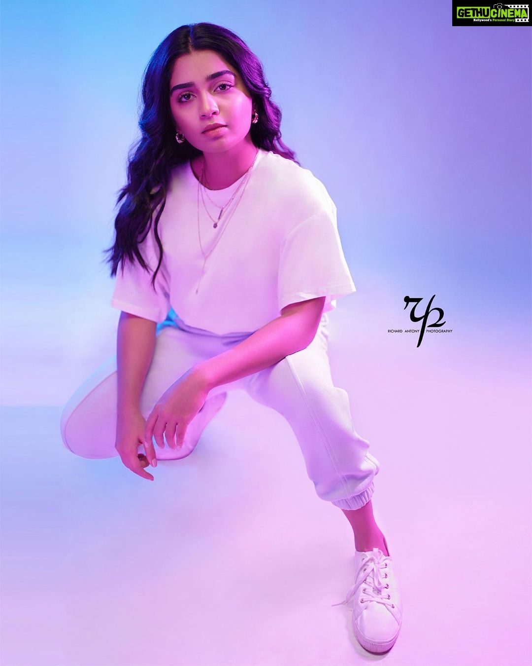 Gouri G Kishan - 185.4K Likes - 💮
Stylist : @asaniya_nazrin
Photographer : @Richard_Antony_
Makeup and Hair : @_femy_antony_
Outfit : @nymicouture
Studio : @maxxocreative
Retouch: @ajmaltorres