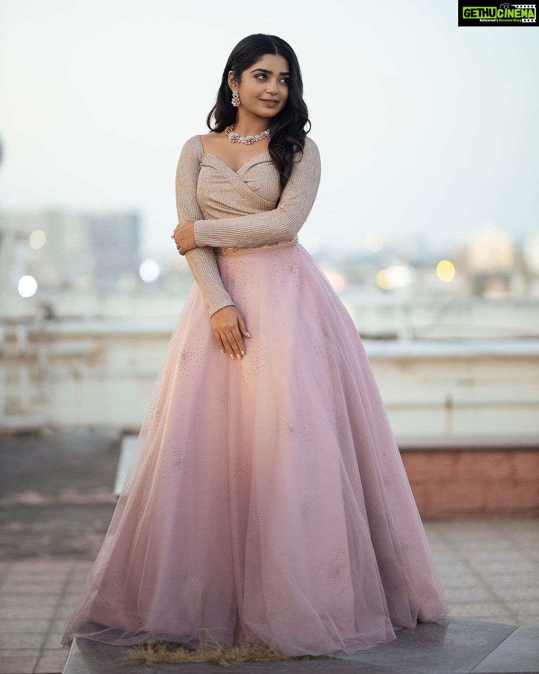 Gouri G Kishan - 190.6K Likes - For @behindwoodsofficial Gold Icons Awards night.
@sameenasofficial • @bharanikumar_ @aaranyarentaljewellery • @stylingbysamiha • @makeupby_kiruthiga• @keerthana_0305