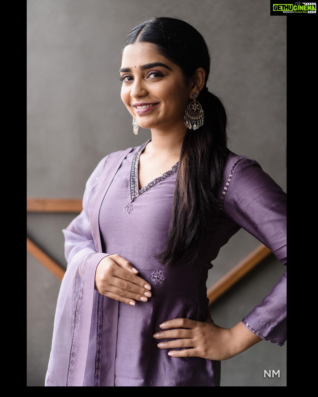 Gouri G Kishan - 166.1K Likes - Mirror work all the way 🎭
Styled by @shruthimanjari
HMAU by @mag_makeovers
Couture by @rhuaofficial
Accessories by @sangeetaboochra
Photography by @nirveshmadhav