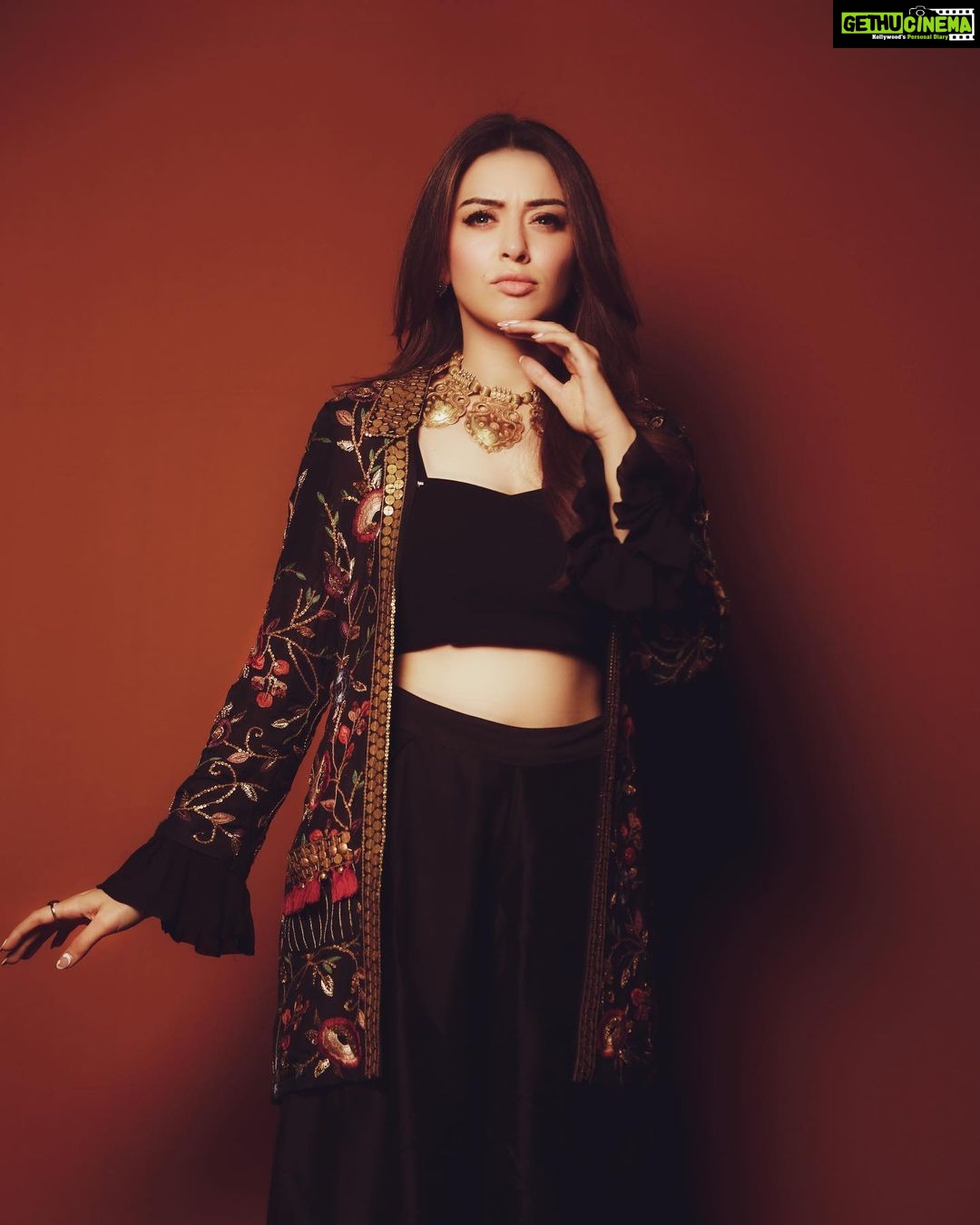 Hansika Motwani Instagram - 📸📸 • • • Styled by- @begborrowstealstudio Outfit by - @samatvambyanjalibhaskar @arwakaka.Pr Jewellery by- @amrapalijewels Make up - @reshmaamerchant Hair - @sankpalsavita 📸 - @pauldavidmartinphotography