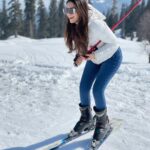 Hansika Motwani Instagram - Expectations Vs reality !! • • • Behind the scenes cannot get more candid than this 😒😋 #skiing #kashmir #ski