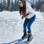 Hansika Motwani Instagram - Expectations Vs reality !! • • • Behind the scenes cannot get more candid than this 😒😋 #skiing #kashmir #ski