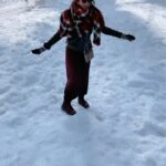 Hansika Motwani Instagram - Snow much fun! ❄️ ✈️ #reels #reelitfeelit #reelkarofeelkaro #kashmir