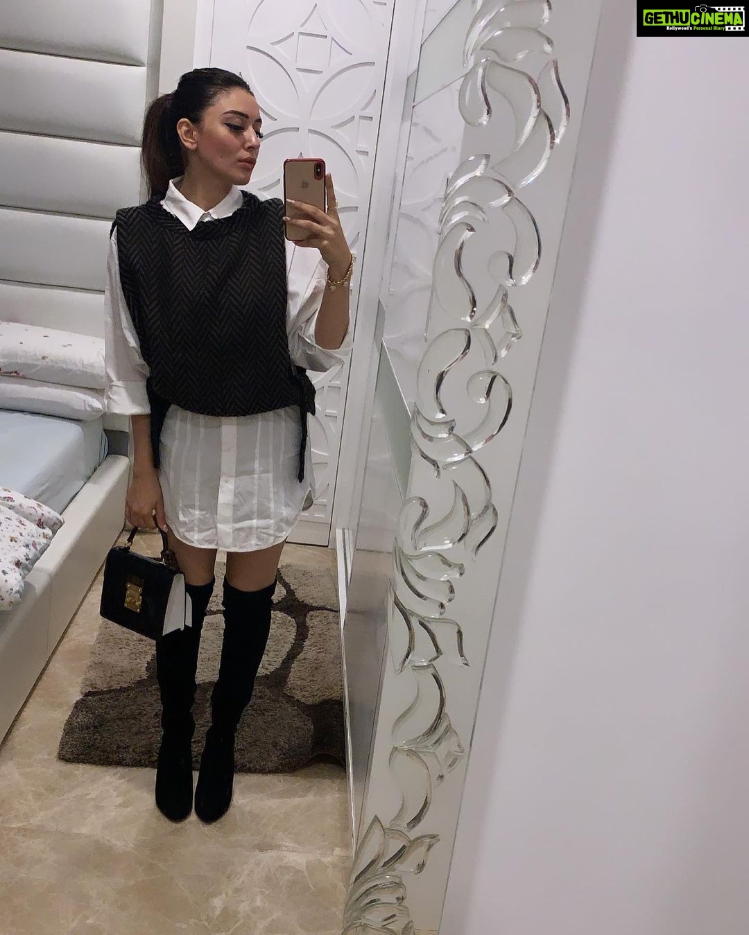 Hansika Motwani Instagram - Decembering ❄️ Ps : wearing monaji’s sweater 😍