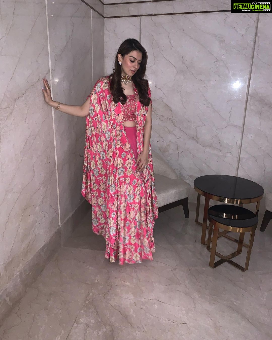 Hansika Motwani Instagram - Happiness is in the air, it’s Diwali everywhere!🪔 May this glittering festival make us all shine✨✨ • • • @vblitzcommunications @aayushimaniarofficial