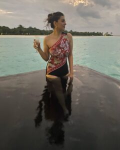 Hansika Motwani Instagram - Every sunset brings the promise of a new dawn! Looking forward to a brighter tomorrow🌅💛 #Sunset #nature #makingmoments #throwback to #maldives