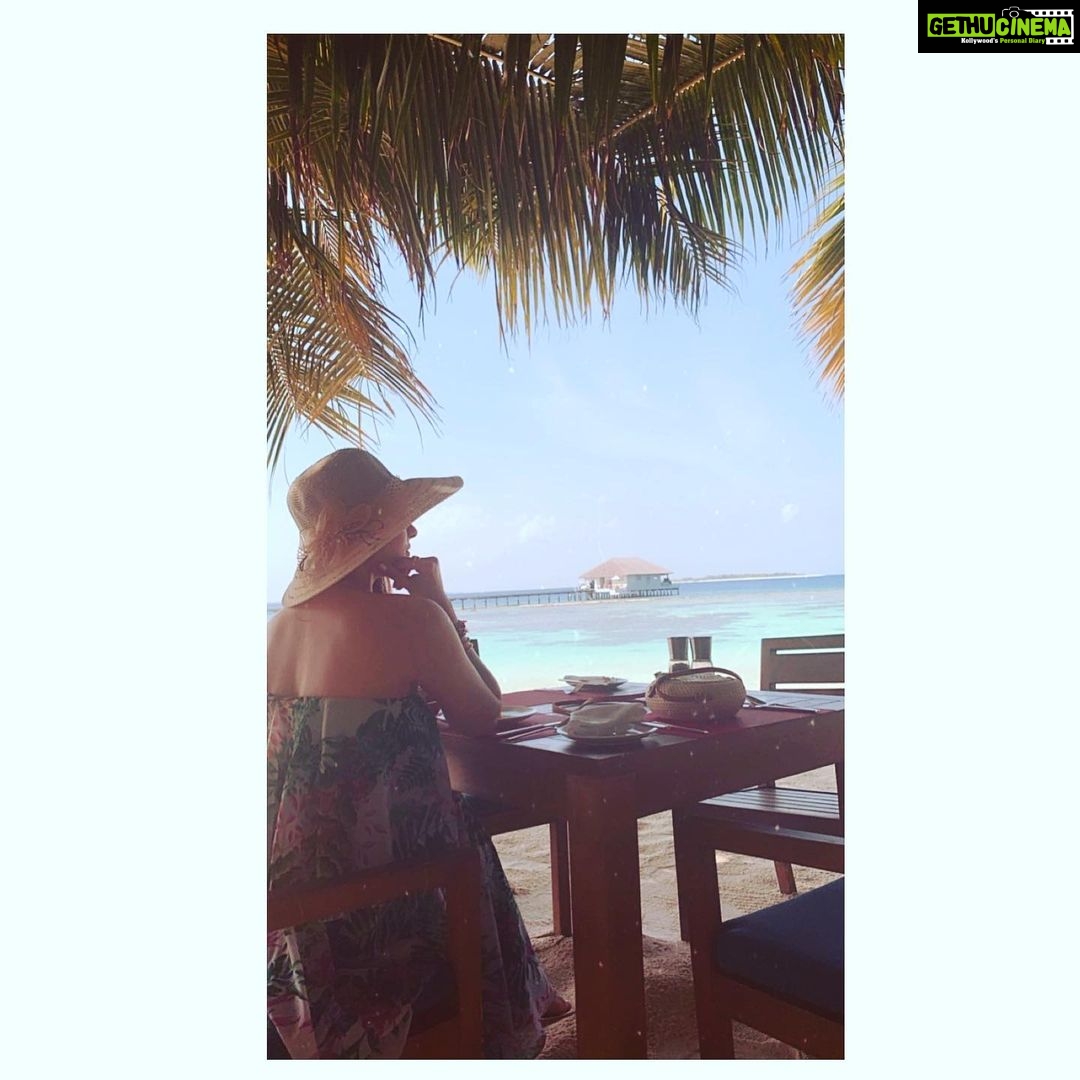 Hansika Motwani Instagram - Breakfast with a view .🇲🇻🐬🌊🏝 #theislandlife #movenpickmaldives @movenpickkuredhivarumaldives Mövenpick Resort Kuredhivaru Maldives