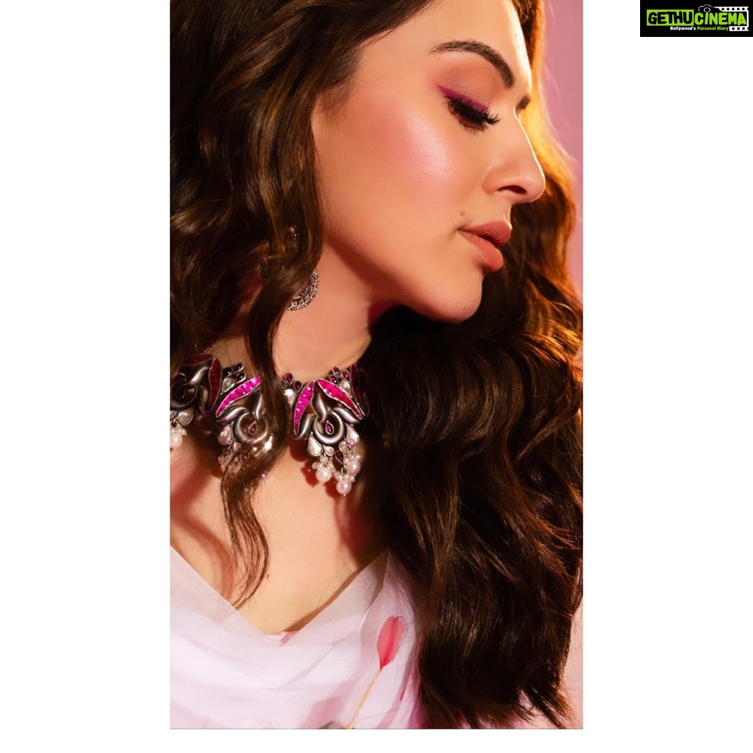 Hansika Motwani Instagram - 🌸🌸