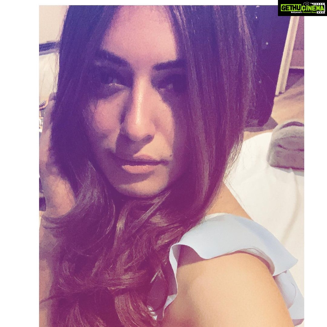 Hansika Motwani Instagram - Looking at you 😉