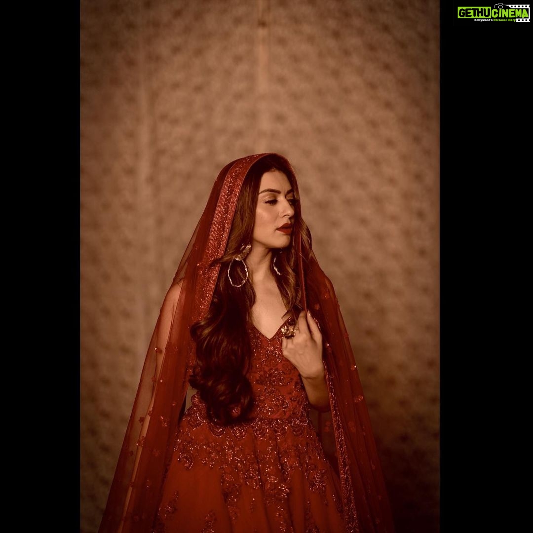 Hansika Motwani Instagram - OLD•CHARM ⚜️ Stylist - @archamehta MUA - @makeupbyafsar @sankpalsavita 📸- @sumanthtittu