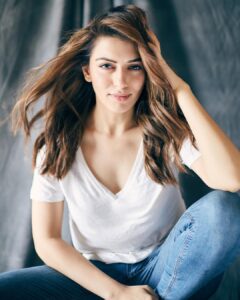 Hansika Motwani Instagram - Simplicity is the ultimate sophistication. HMU - @makeupbyreshmerchant @poonam.solanki.522 📷 @frontrowgypsy