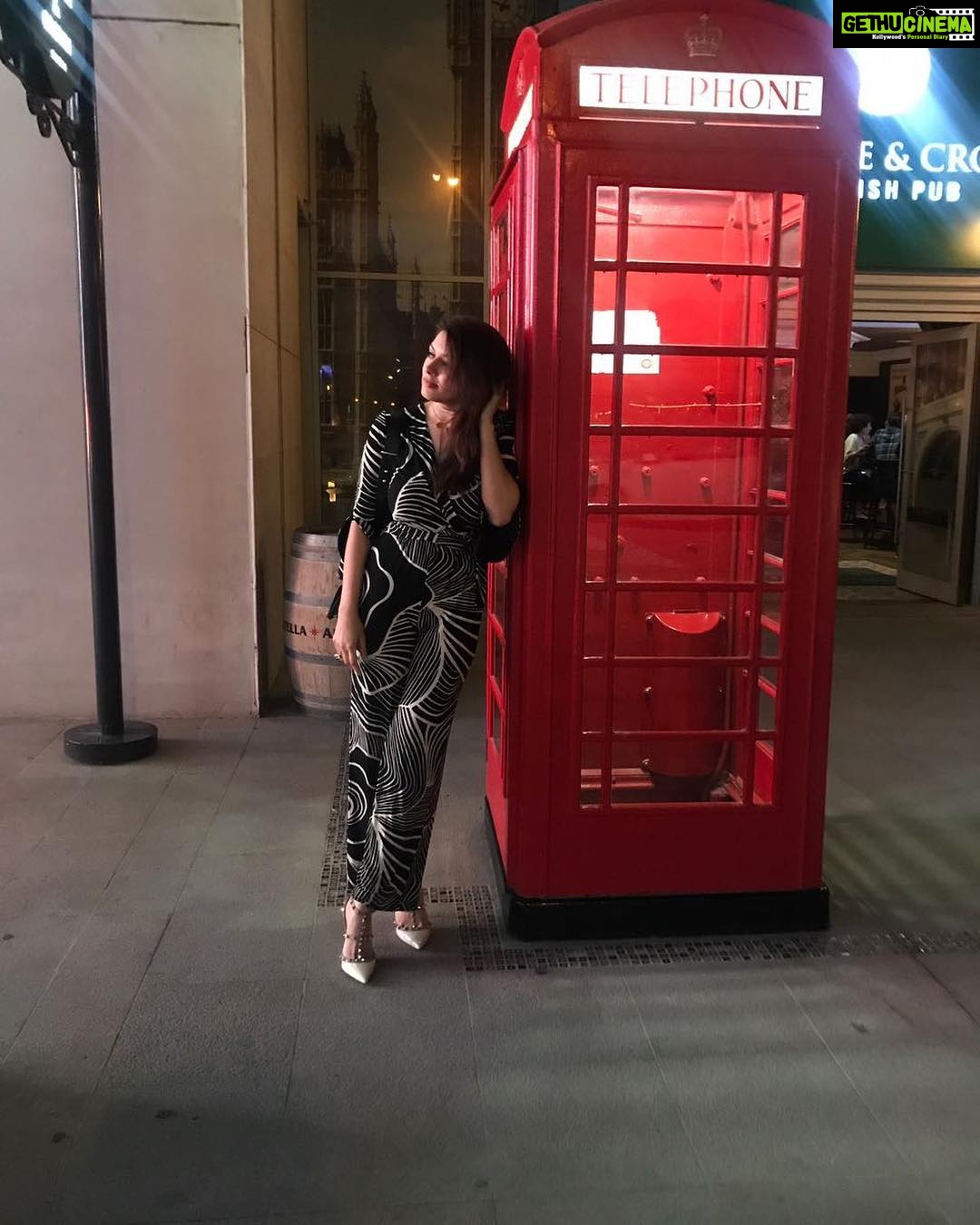 Hansika Motwani Instagram - “Guess these are only useful for photos now ☎ 📲”