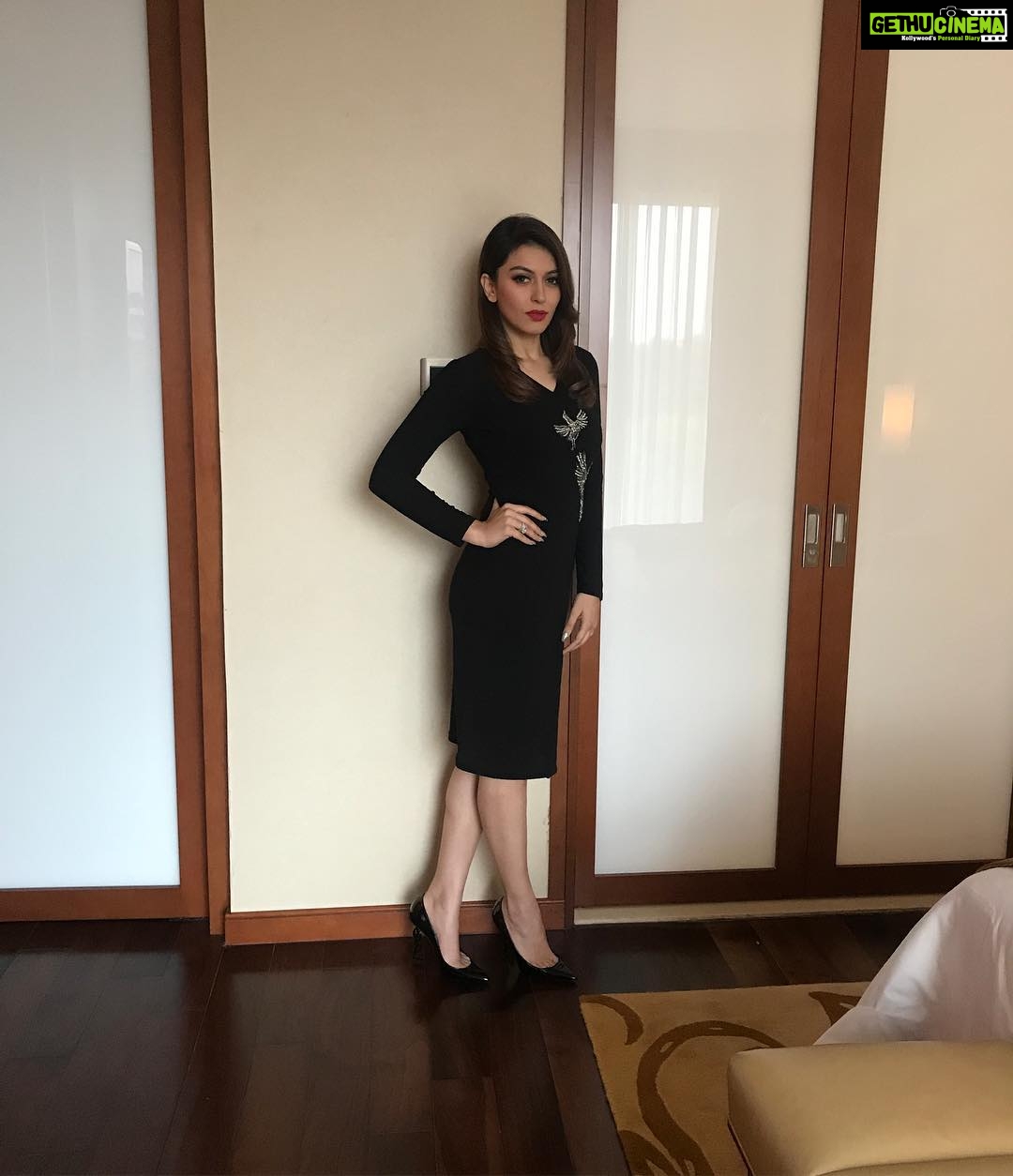 Hansika Motwani Instagram - Ready for the 3rd anniversary celebration of OPPO phones in kochi today Wearing my fav @rajattangriofficial 👠- @ysl Hmu - @makeupbyafsar @hairbytabassum 🖤🖤