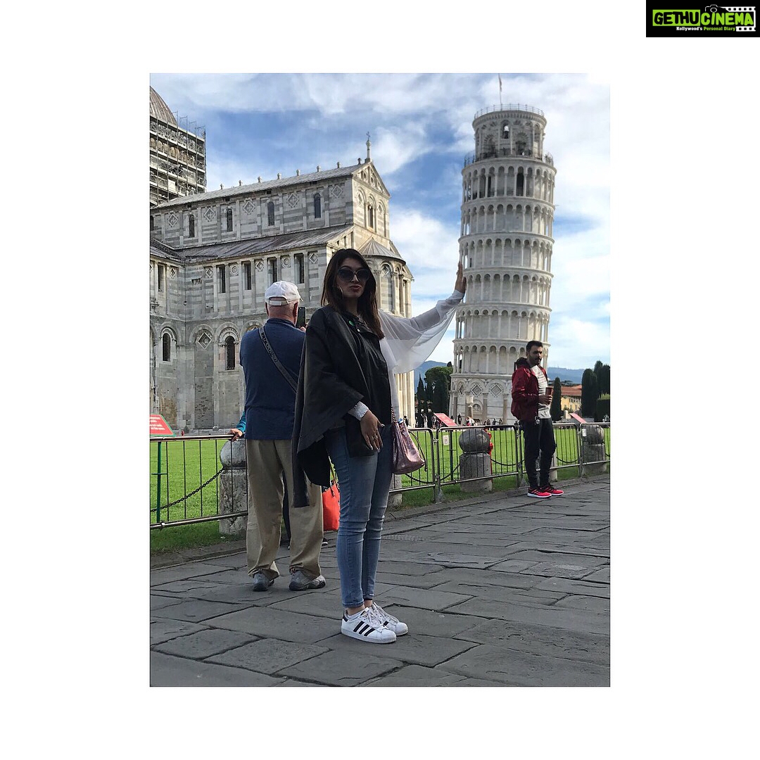 Hansika Motwani Instagram - A lil too cheesy but I guess it's mandatory !! Riiiighhhttt ? 😉😉 #leaningtowerofpisa #oneofthesevenwonders #mandatorypicture #beingtouristy Leaning Tower of Pisa
