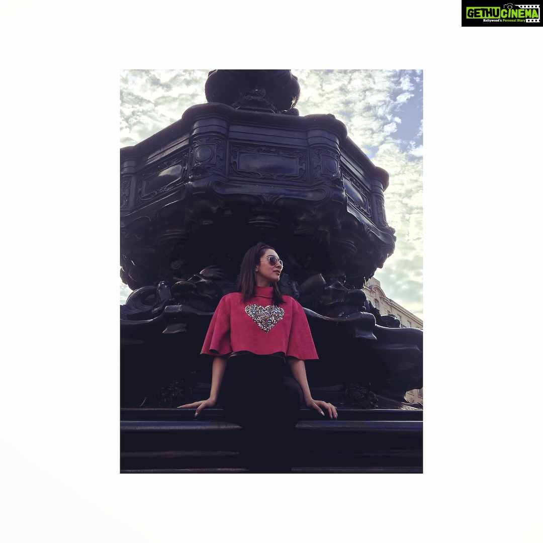 Hansika Motwani Instagram - LIVE 💕LOVE 💕LONDON