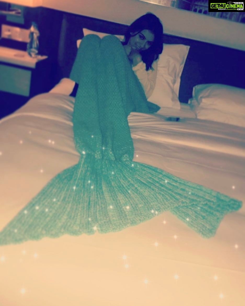 Hansika Motwani Instagram - hanging inn my #arielblanket 💚🐠