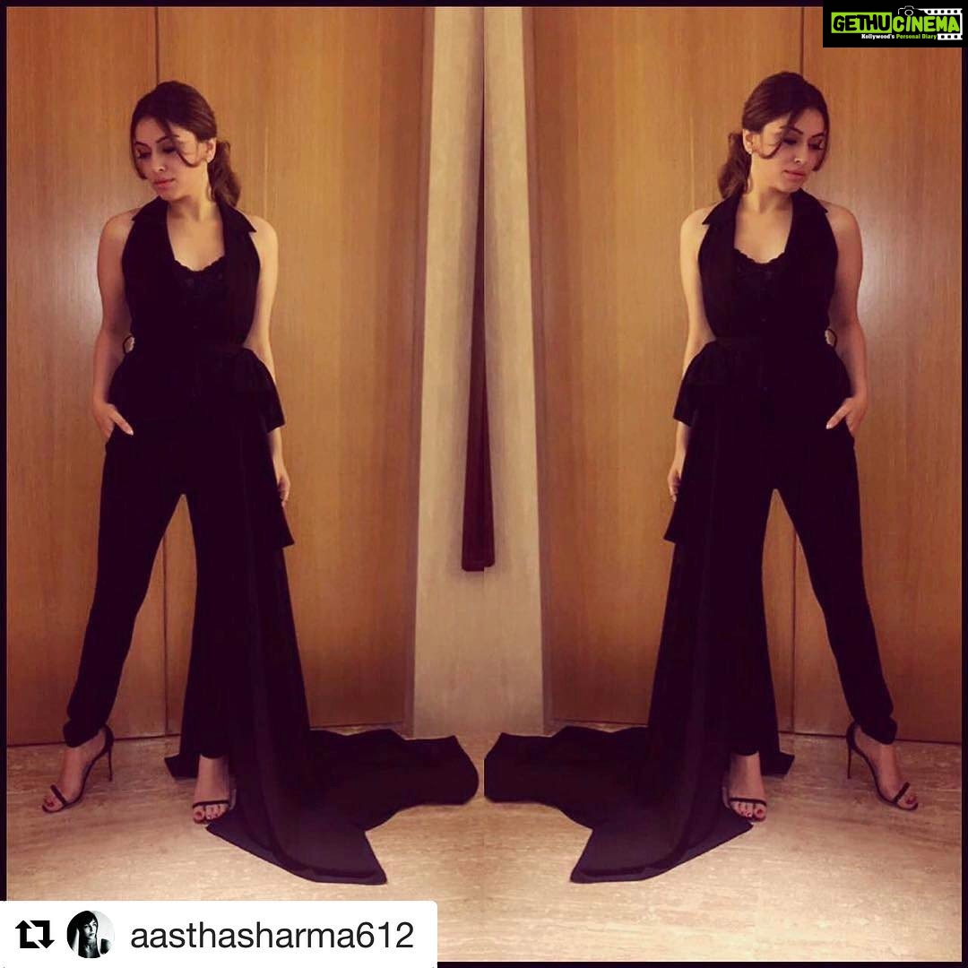 Hansika Motwani Instagram - #Repost @aasthasharma612 with @repostapp ・・・ All black for her Premier tonight! @ihansika in @labeld 👠 @houseofcb and @stylefiesta jewels ❤️ styled by @wardrobist @reannmoradian @iammanisha