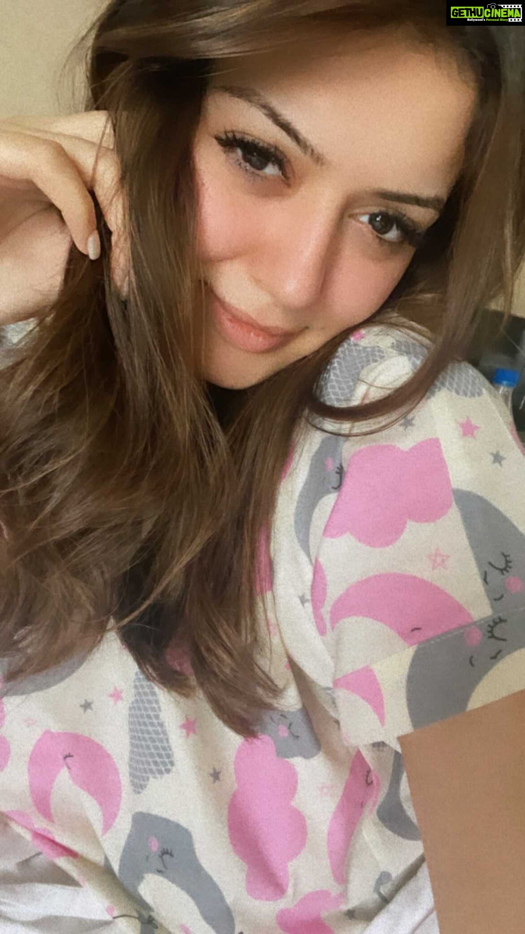 Hansika Motwani Instagram - #vibing on a #thursday morning 🐣 #goodmorning