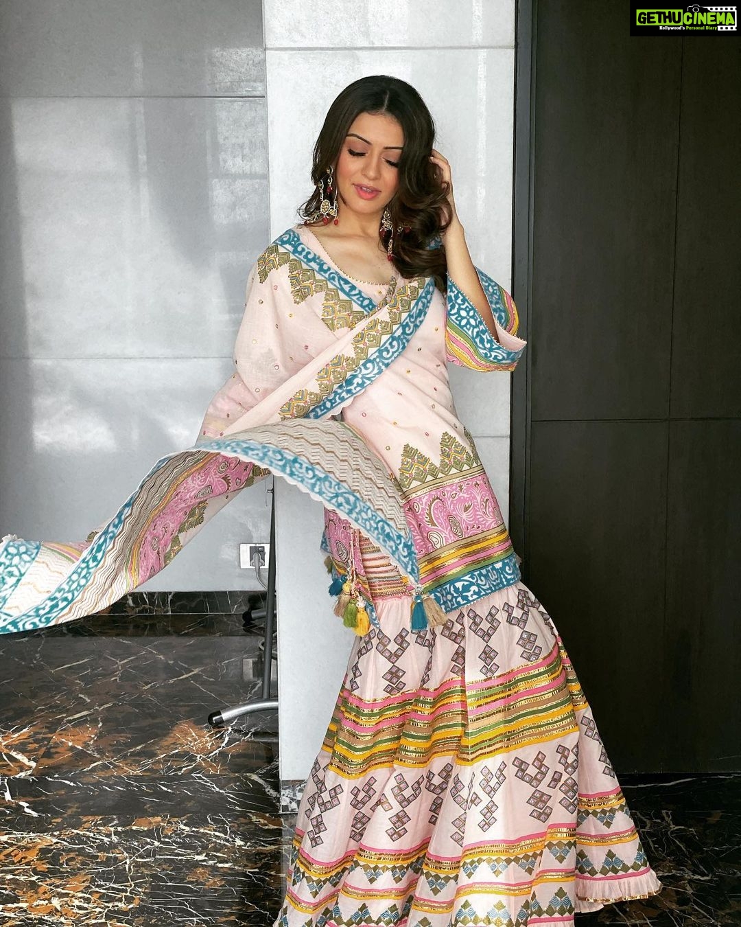 Hansika Motwani Instagram - ππ€ Starting a new project with all the good #vibes β¨ #mynameisshruthi #hansika52th β’ β’ π- @sukritiandaakritiofficial π - @makeupbymahekbhatt π±π»ββοΈ - @sankpalsavita