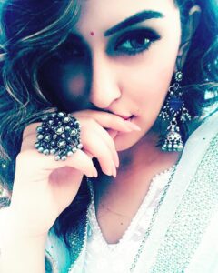 Hansika Motwani Instagram - Being desi 😊❤️