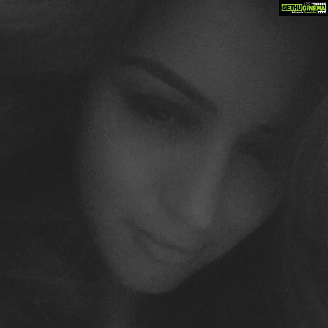Hansika Motwani Instagram - #black&white #random #firstselfieof2015 😉😉⭐️😊