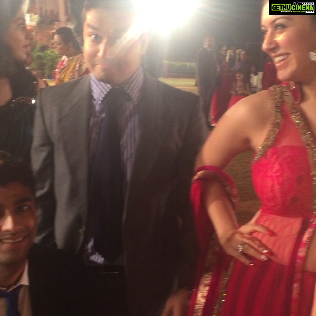 Hansika Motwani Instagram - #Baap #baap @ritumadhok7 and @mmalhotra55 wedding ..#maddnes sorry #maddnes @pearlkeshwani @bharatmehta26 @rohankhurana7 @cabbagesndkings @shreyaagarwal7