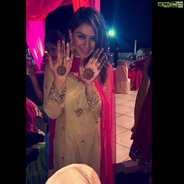 Hansika Motwani Instagram - #mehendiKiraat #mehendi after years !!!!