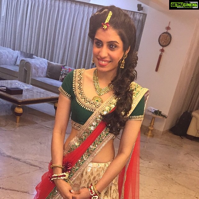 Hansika Motwani Instagram - @ritumadhok7 #mehendiKiraat #beautiful #bride #bff #RwedsM #wedding #weddingbells 🎉🎉🎉🎉🎉💕