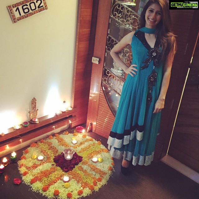 Hansika Motwani Instagram - My and mine @tash_shah24 #Diwaliparty #pretty #sister #bestie #colors #happiness 2014