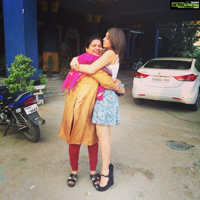 Hansika Motwani Instagram - Me and my #toy 💆🙋💗🎀 #mommiesgirl #mymummystrongest #mymotu #myburgerking
