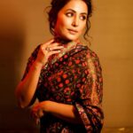 Hina Khan Instagram - Vintage soul, Vintage vibes 🔥 Saree by @rabaniandrakha_official Jewels @kavipushp @shoppichola Styled by @sayali_vidya MUA @sachinmakeupartist1 Hairstylist @sayedsaba 📸 @pawanraikwar