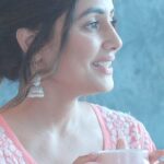 Hina Khan Instagram - Anandi aur Jigar se milne ke liye main toh hu taiyaar! Aaj raat 8 baje! Aap bhi aa rahe ho na? *#BalikaVadhu2, Aaj se, Mon-Fri, raat 8 baje sirf @ColorsTV par!* #BV2 #Ad