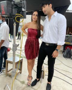 Hina Khan Instagram - Only for your eyes..
ShaHina is Back with a Bang.. @shaheernsheikh 
#MohabbatHai coming soon 
Directed by the very talented @mohitsuri 
Can anyone spot him behind 😬
@vyrloriginals @stebinben @poojasinghgujral