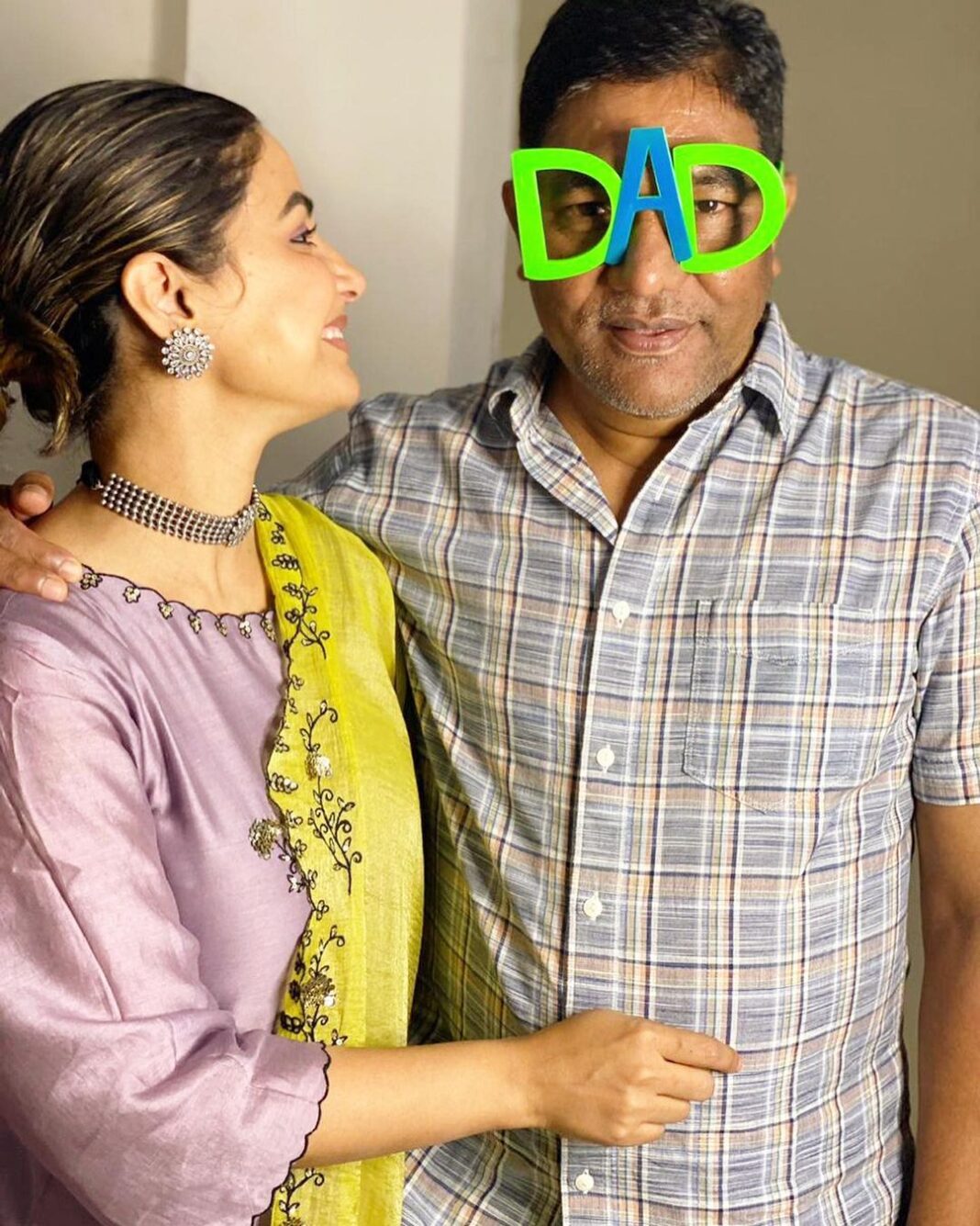Hina Khan Instagram - Indeed a Father’s Day (Truly).. June 20th, It’s been two months today Dad..😞 We clicked these pictures 7 months back and I didn’t let u see these pictures when they were clicked coz I wanted to post them on a special day.. Never did I think tht I will be posting them today🥺 You had to see these pictures dad.. Thts what we decided.. whyyyy??? Miss you 💔 Happy Fathers Day Daddy I love you