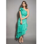 Hina Khan Instagram - 💚 . . Outfit @forevernew_india Jewel @antarez.jewels @bellofox Heels @charleskeithofficial Styled by @sayali_vidya MUA @sachinmakeupartist1 Hairstylist @sayedsaba 📸 @rishabhkphotography