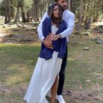 Hina Khan Instagram - Posing and snuggling 🥶 Coz it was damn coooold... Thank you for your jacket @shaheernsheikh #BTS #BaarishBanJaana 3rd June Stay Tuned 🙌❤️