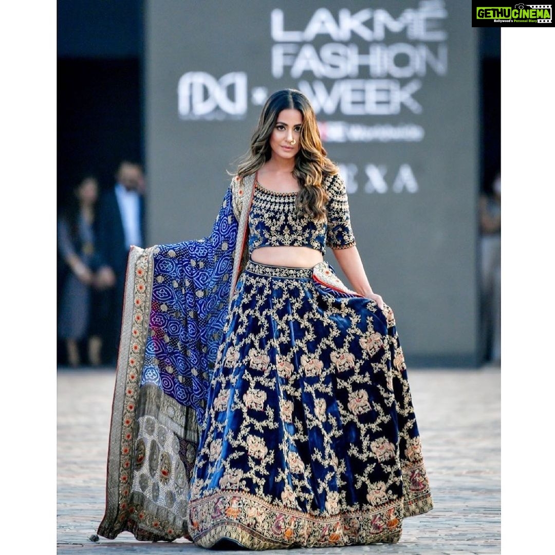 Hina Khan Instagram - Honoured to walk the runway as a show stopper for @tatwammcouture at FDCIxLFW @lakmefashionwk @fdciofficial A big shout out to FDCIxLFW for putting together such a unique (drive in) concept this season.. Thank you for having me Abhishek and Vinita.. lotsa love and success ♥️ @6degreeplatform
