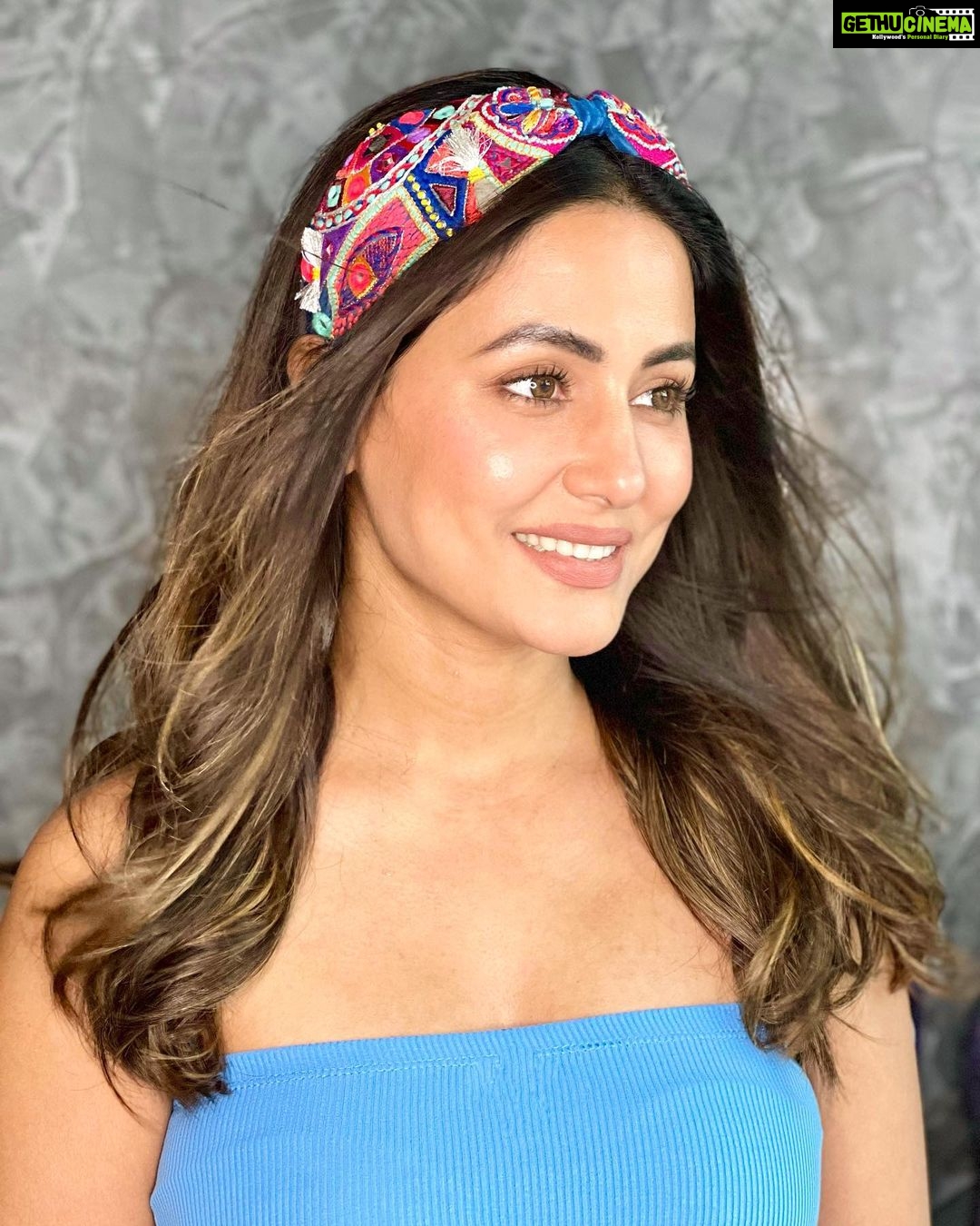 Hina Khan Instagram - Now you know what takes care of my hair when I’m not shooting! 😌💃🏼 I’m always surprised at how effortlessly these stunning pieces from @joeyandpooh add to my style and are so comfortable that you can live in them. You literally don’t have to wait for an occasion to wear them. 💃🏼 They’ve got a wide variety of Elegant and fun headbands. Sharing some of my favourites with you all. ♥️ Shop these beauties on www.joeyandpooh.com