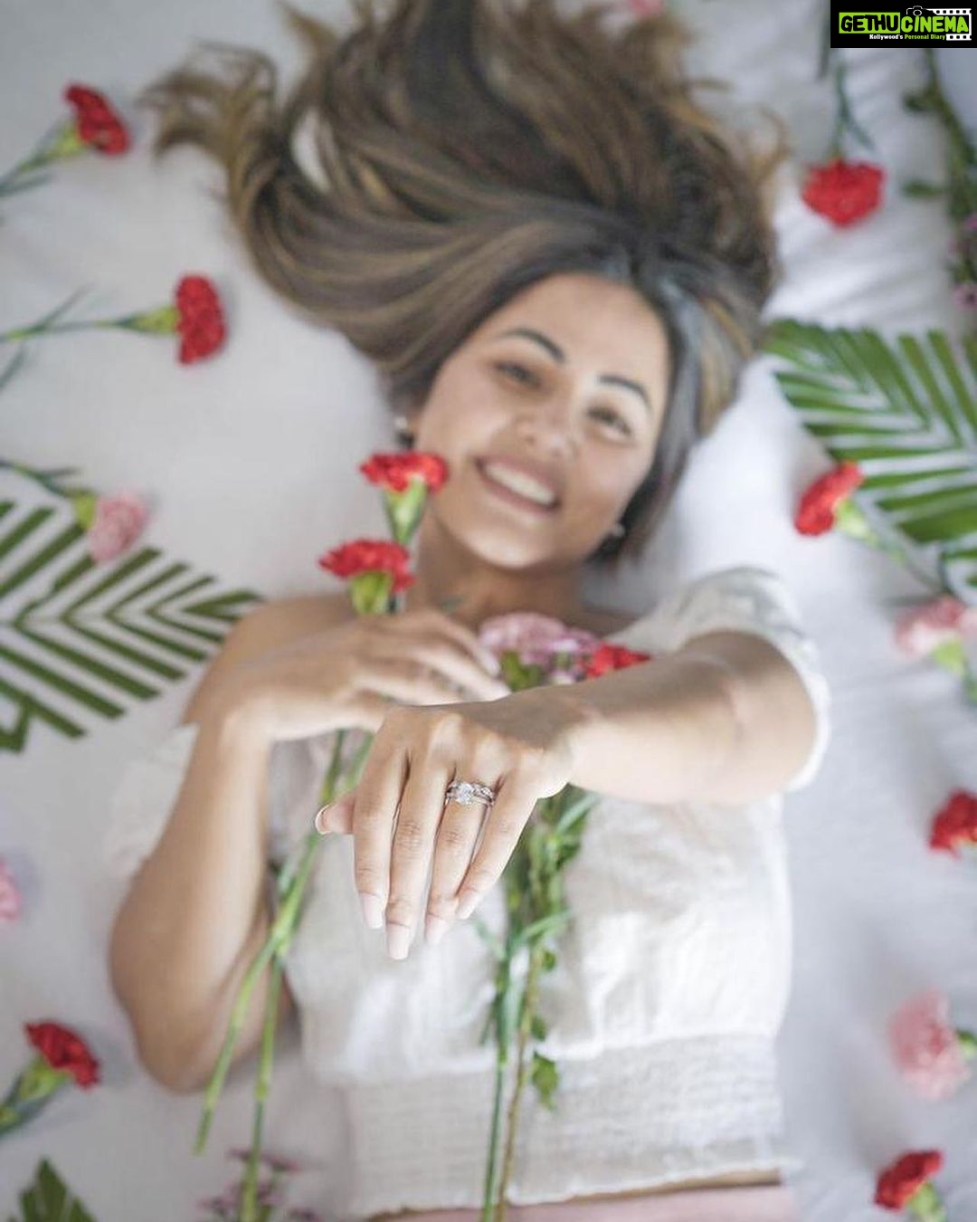 Hina Khan Instagram - It's A Yes! Couldn't get anything better than this beautiful Ring π for Valentine's. Checkout @ornaz_com and your search for perfect Engagement Ring would really end. ORNAZ is an exclusive Indian brand creating exceptionally gorgeous Engagement Rings and the best part is you can get the design customized too. Swipe left to see the closer look of My Ring π, So Dreamy!!! β€οΈ #ORNAZ #ORNAZengagementrings #ORNAZrings #diamondrings #solitairerings #ornazreviewed #giacertified #engagementrings #bride #SheSaidYes #hinakhan