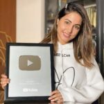 Hina Khan Instagram - The encouragement of my lovely fans have gotten me closer to the Golden Play Button... I shall encourage them back by posting this beauty ..thank you @youtubeindia I know I am a little late .. but it’s definitely better then never ..😉 Let’s work hard for the golden one Guysss... #SilverPlayButton #GoldIAmOnMyWay Thank you my YouTube Fam.. #Hinaholics